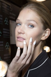 biało-złoty manicure